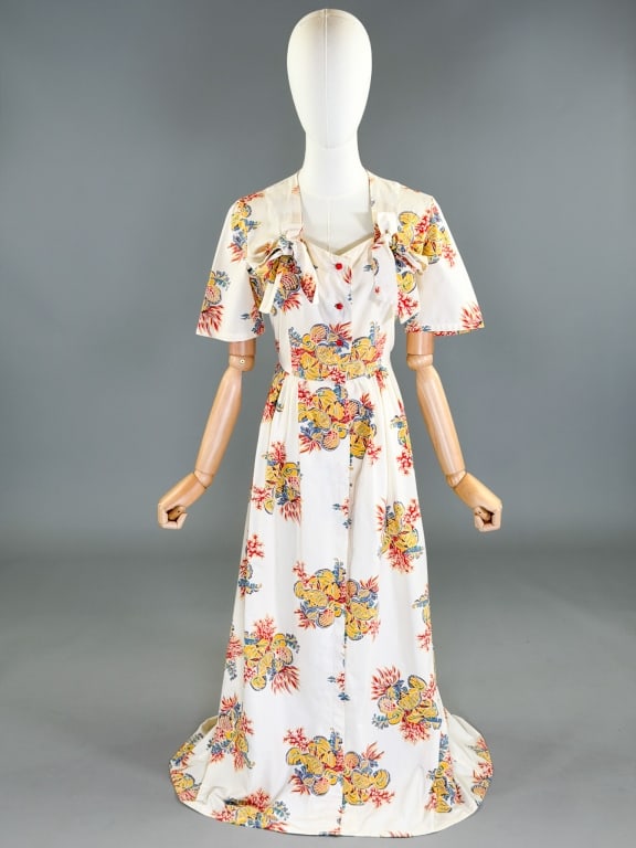 Vintage 1940s Cotton Seashell Print Dress: Vintage 1940s Cotton Seashell Print Dress having button front closure. Measuring 40 inch bust, 29 inch waist, 52 inches long, 10 inch sleeve length.