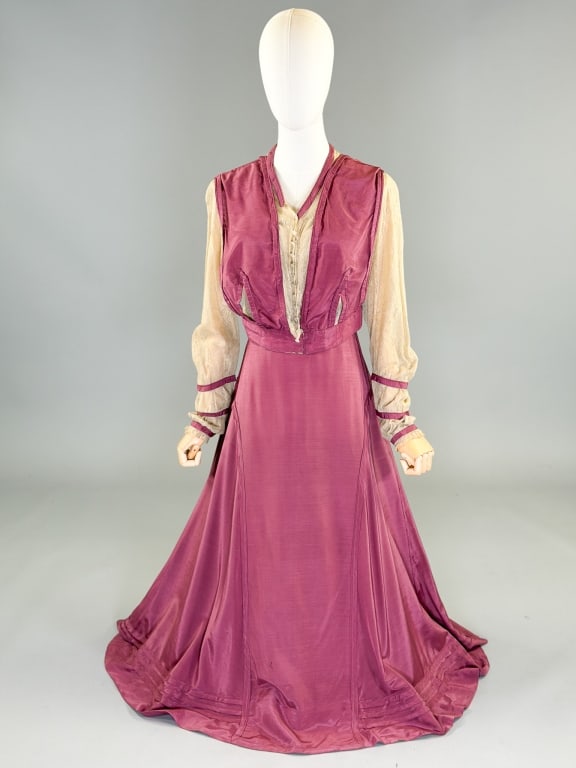 Antique Edwardian 1900s Silk Lace Bodice Skirt Set: Antique Edwardian 1900s Silk Lace Bodice Skirt Set having bodice with snap front closure and skirt that hooks at center back. Bodice measuring 36-40 inch bust, 30 inch waist, 16 inches long. 25 inch s