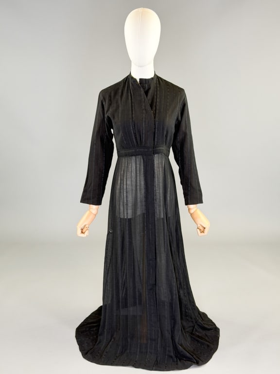 Antique Edwardian 1900s Wool Stripe Dress: Antique Edwardian 1900s Wool Stripe Dress having hook closure at center front. Measuring 36 inch bust, 28 inch waist, 52 inches long, 20 inch sleeve length. General wear and spots as shown throughout.