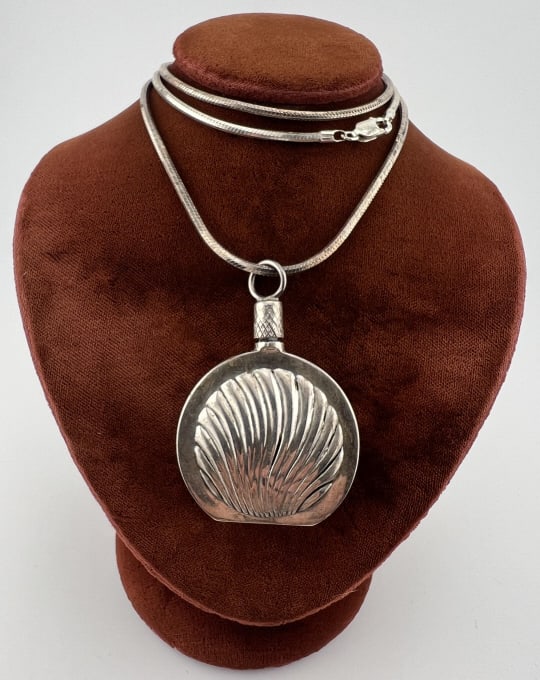 Sterling Silver Necklace Chain w Perfume Flask: Vintage Sterling Silver Articulated Necklace Chain w Perfume Flask Necklace Pendant. Chain and pendant are both hallmarked. Chain measures 24 inches in length, pendant measures just over 2 inches in l