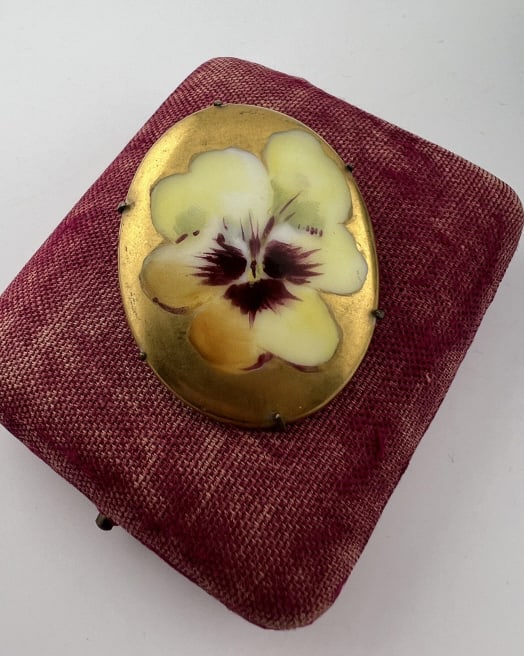 Antique Hand Painted Porcelain Pansy Flower Brooch: Antique Hand Painted Porcelain Pansy Flower Brooch. Hand painted and gilt decorated brooch in the Limoges fashion with a scene of a pansy flower. Measures just over 1.75 inches in length.
