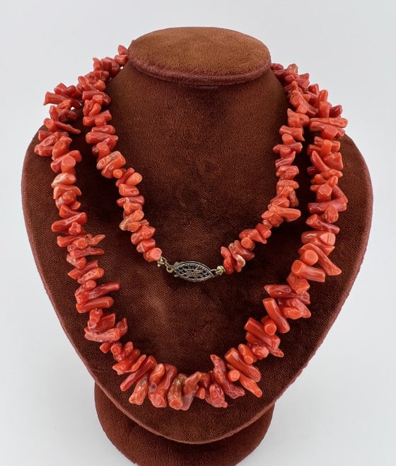 Vintage Sterling Clasp Coral Bead Necklace Strand: Vintage Sterling Clasp Coral Bead Necklace Strand. Set with a navette filigree clasp, stamped STERLING. Graduated size coral beads. Measures 26 inches in length.