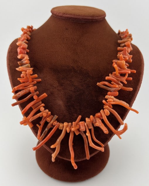 Vintage Sterling Clasp Coral Bead Necklace Strand: Vintage Sterling Clasp Coral Bead Necklace Strand. Set with a navette filigree clasp, stamped STERLING. Fringe design with graduated size branch coral pieces. Measures 17 inches in length.
