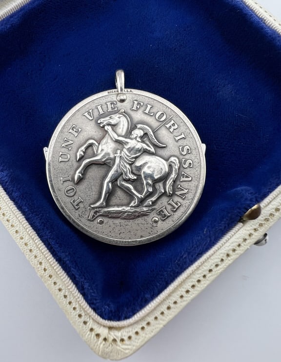 Antique Sterling Silver Pocket Knife Pendant / Fob: Antique Sterling Silver Pocket Knife Pendant / Fob. Scene of solider with horse on the front, inscribed TOI UNE VIE FLORISSANTE, back with Art Deco design. Hallmarked. Measures 1.5 inches in diameter.