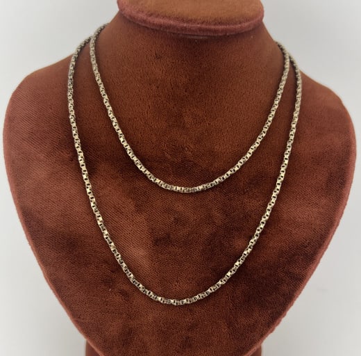 Vintage Sterling Spiral Box Chain Design Necklace: Vintage Sterling Spiral Box Chain Design Necklace. Hallmarked. Measures just over 23 inches in length.