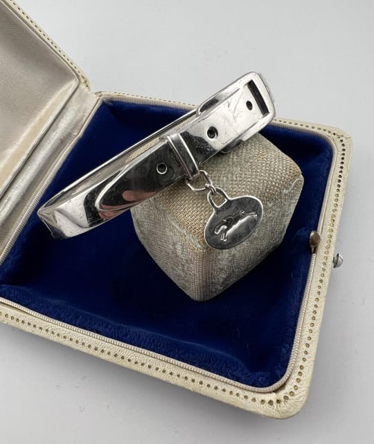 Longchamps Branded Belt Buckle Design Bracelet: Longchamps Branded Belt Buckle Design Bracelet. Hinged bangle bracelet. Measures just under 2.5 inches across the interior opening.