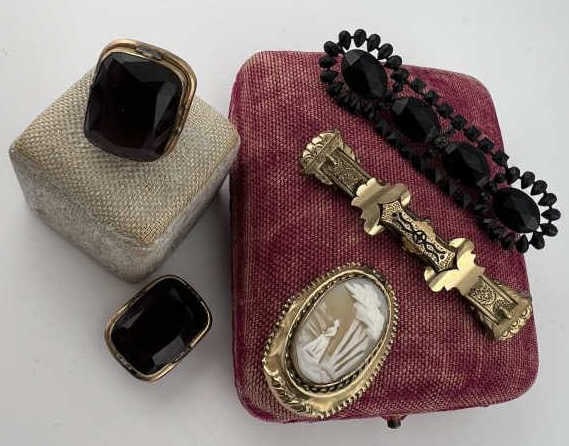 Collection of Antique 19th C Victorian Era Jewelry: Collection of Antique 19th C Victorian Era Jewelry. Including gold filled, brooch, bar pin, cameo, pair of cuff links. See photo with quarter for scale.