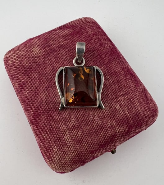 Vintage Sterling Silver & Amber Necklace Pendant: Vintage Sterling Silver & Amber Necklace Pendant. Hallmarked on the bail. Measures 1.5 inches in length.