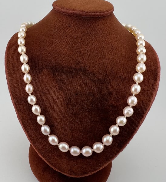 Estate 14kt Yellow Gold & Baroque Pearl Necklace: Estate 14kt Yellow Gold & Baroque Pearl Necklace Strand. Hand knotted on white silk thread and set with high luster slightly varying size baroque pearls approximately 5-6mm in size. Measures 18 inches