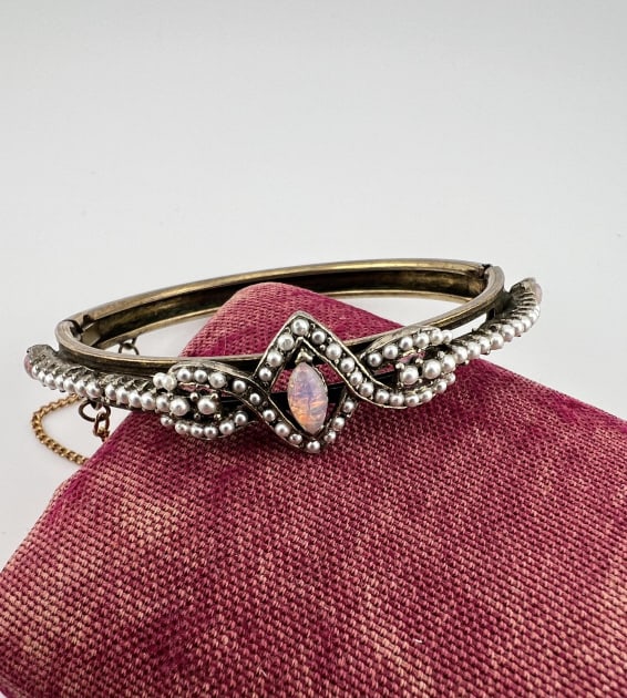 Vintage Victorian Style Seed Pearl Hinged Bracelet: Vintage Victorian Style Seed Pearl Hinged Bracelet w Safety Chain. Measures 2.25 inches across the interior opening. Gold filled or gilt metal.