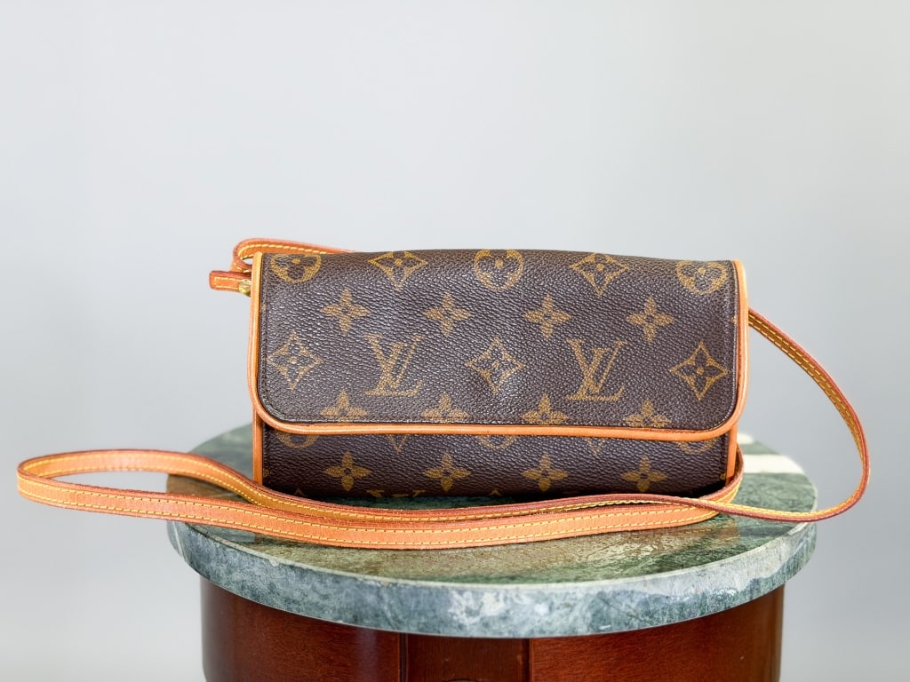 Vintage Louis Vuitton Pochette Twin PM Bag: Vintage Louis Vuitton Monogram Pochette Twin PM Bag having magnetic snap closure at front with removable cross body strap. Marked with date code SD0979. Measuring approximately 7.5 inches by 4.25 inch