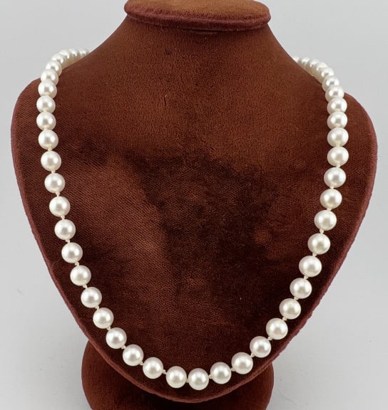 Estate 14kt White Gold & Cultured Pearl Necklace: Estate 14kt White Gold & Cultured Pearl Necklace Strand. Hand knotted on white silk thread and set with a navette form 14kt white gold clasp, hallmarked. Pearls are approximately 5mm in diameter and n