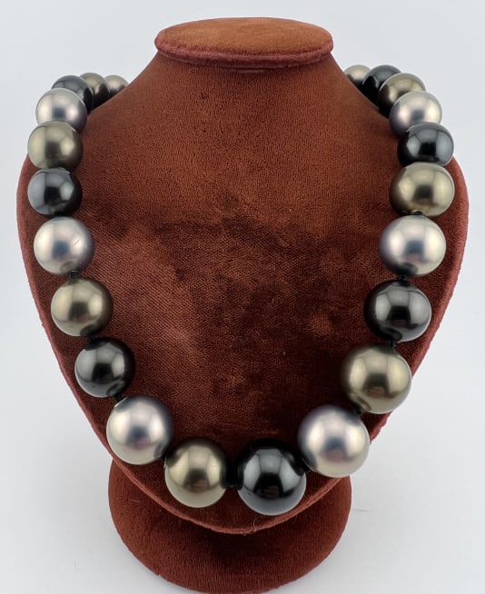 14k Gold Tahitian South Sea Pearl Necklace Strand: Impressive 14kt Yellow Gold Tahitian Black Pearl / South Sea Colored Pearl Necklace Strand. Hand knotted on silk thread, set with 14kt yellow gold clasp. Featuring graduated size cultured or created h