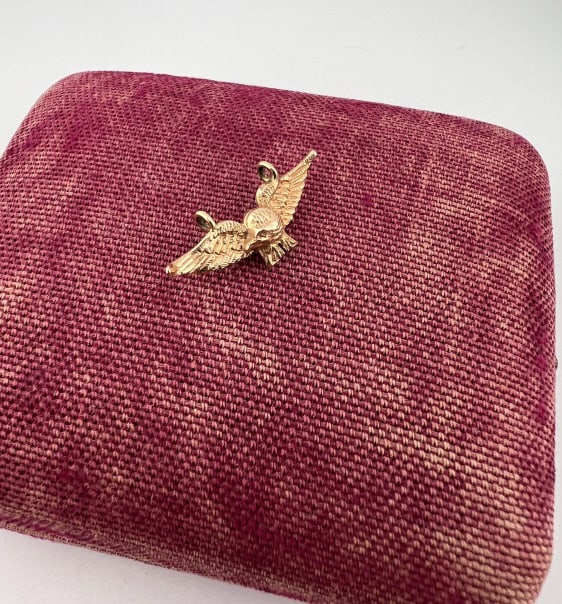 Estate 14kt Gold Eagle w Spread Wings Pendant: Estate 14kt Gold Eagle w Spread Wings Pendant. Having two bails to string a chain through or attach rings / clasp to. Acid tests for 14kt gold. Measures 1 inch in width.
