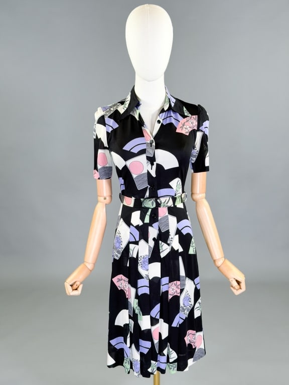 Vintage Hanae Mori Knit Printed Shirt Dress: Vintage Hanae Mori Knit Printed Shirt Dress having button front closure. Marked size 7. Measuring 32-34 inch bust, 24-26 inch waist, 38 inches long, 9 inch sleeve length.