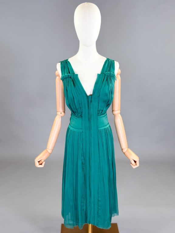 Vintage 2000s Alberta Ferretti Silk Pleated Dress: Vintage 2000s Alberta Ferretti Silk Pleated Dress having side zip closure and pleats throughout. Marked size US 6. Measuring 32-40 inch bust, 28 inch waist, 42 inches long.