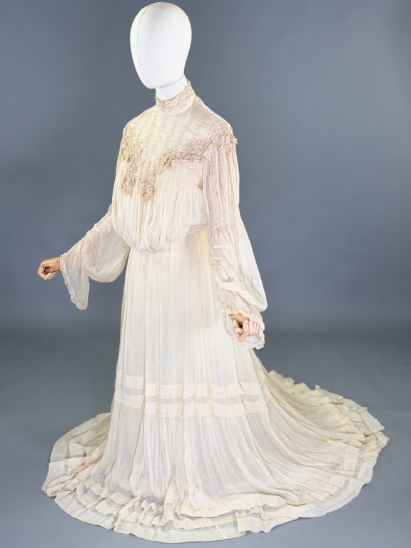 Antique Edwardian 1900s Silk Lace 2 PC Skirt Set: Antique Edwardian 1900s Silk Lace 2 PC Skirt Set having bodice with pigeon front and back hook closures. Measuring 38 inch bust, 27 inch waist, 17 inches long, 27 inches length. Skirt closing at cente