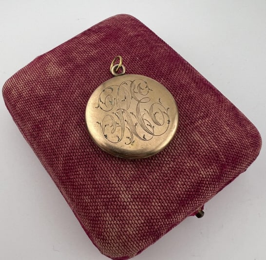 Antique C 1910 Gold Shell Locket Necklace Pendant (1 of 7)