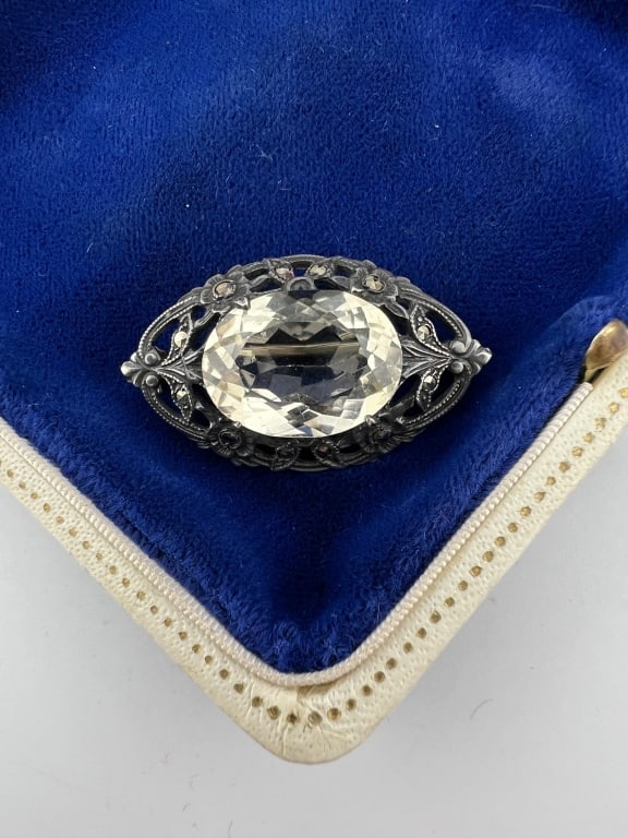 Antique Sterling Silver Citrine & Marcasite Brooch: Antique Sterling Silver Citrine & Marcasite Brooch. Hallmarked on the back. Set with a large oval cut pale yellow citrine, rose cut marcasite accents, floral and leaf motif sterling silver frame. Ston