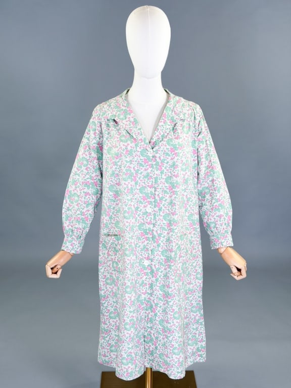 Vintage 1930s Cotton Floral Feedsack House Dress: Vintage 1930s Cotton Floral Feedsack House Dress having button front closure and two front patch pockets. Measuring 40 inch bust, 46 inch waist, 39 inches long, 21 inch sleeve length.