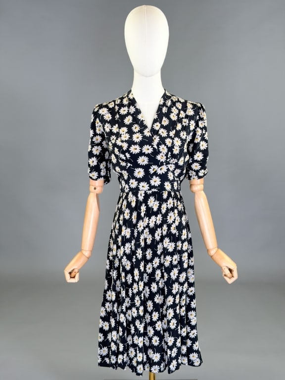Vintage 1930s Daisy Floral Print Day Dress: Vintage 1930s Daisy Floral Print Day Dress having side zip closure. Measuring 34-38 inch bust, 26-28 inch waist, 40 inches long, 10 inch sleeve length.