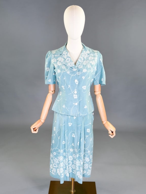 Vintage 1940s Floral Print Linen 2 PC Skirt Set: Vintage 1940s Floral Print Linen 2 PC Skirt Set having button front top, measuring 36 inch bust, 30 inch waist, 21 inches long, 11 inch sleeve length. Skirt with side button closure, measuring 28 inch