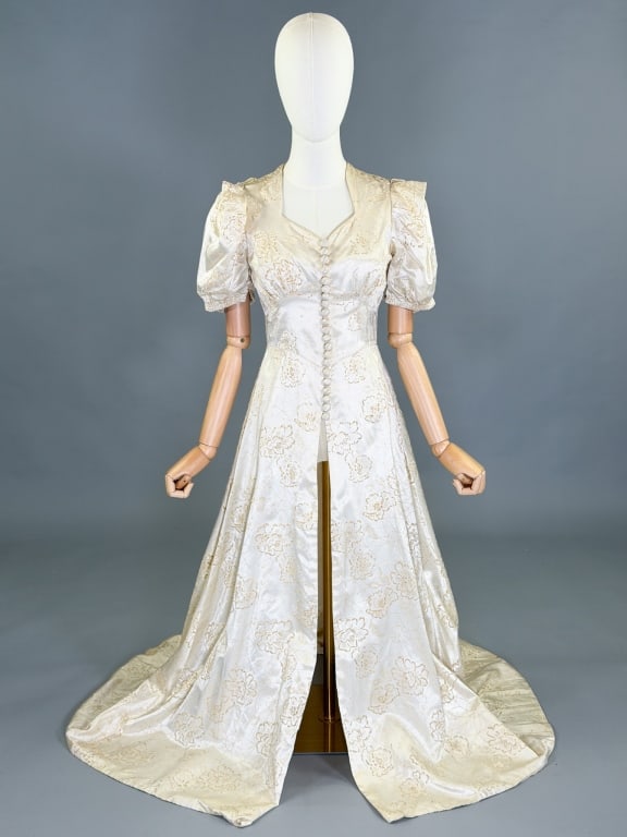 Vintage 1940s Floral Flocked Hostess Gown Robe: Vintage 1940s Floral Flocked Hostess Gown Robe having button front closure and flocked foral pattern throughout. Measuring 34 inch bust, 26 inch waist, 56 inch front length, 59 inch back length. Gener