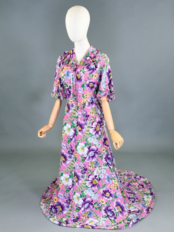 Vintage 1940s Floral Print Zip Front House Dress: Vintage 1940s Floral Print Zip Front House Dress having zip front closure with two side pockets and train at hem. Measuring 38 inch bust, 28 inch waist, 51 inch front length, 63 inch back length, 12 i