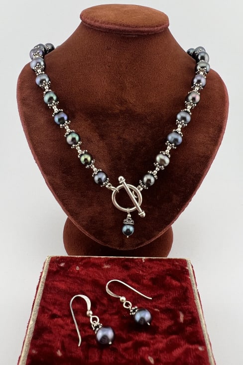 Sterling Silver Tahitian Pearl Necklace & Earrings: Sterling Silver & Cultured Tahitian Pearl Necklace & Earrings Set. Pair of sterling silver earrings with Tahitian pearl drops together with a sterling silver and Tahitian pearl necklace strand with to
