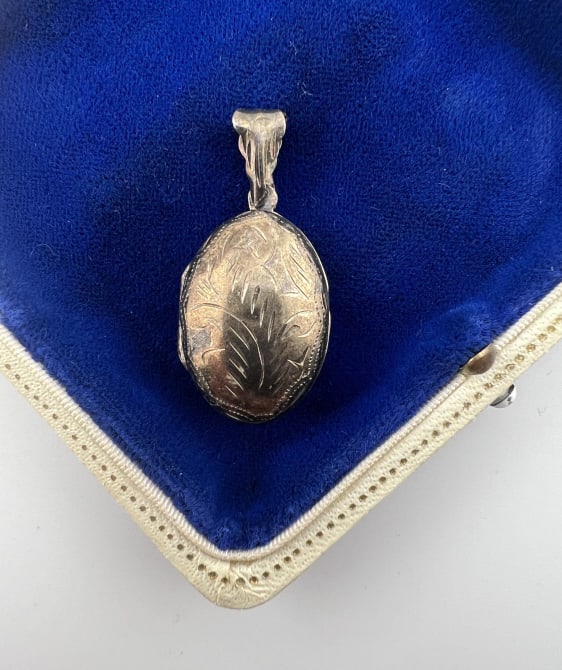 Sterling Silver Chased Scrollwork Motif Locket (1 of 4)