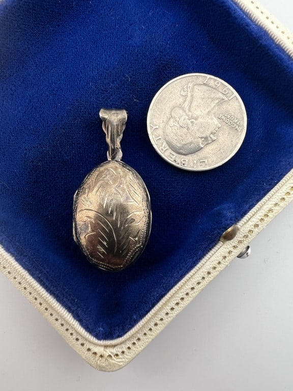Sterling Silver Chased Scrollwork Motif Locket - 3