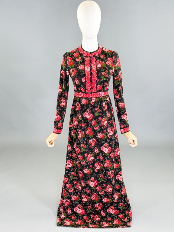 Vintage 1970s Rose Print Knit Maxi Dress: Vintage 1970s Rose Print Knit Maxi Dress having button front closure and stretch throughout. Marked size 6. Measuring 34-40 inch bust, 26-36 inch waist, 53 inches long, 22 inch sleeve length. General 