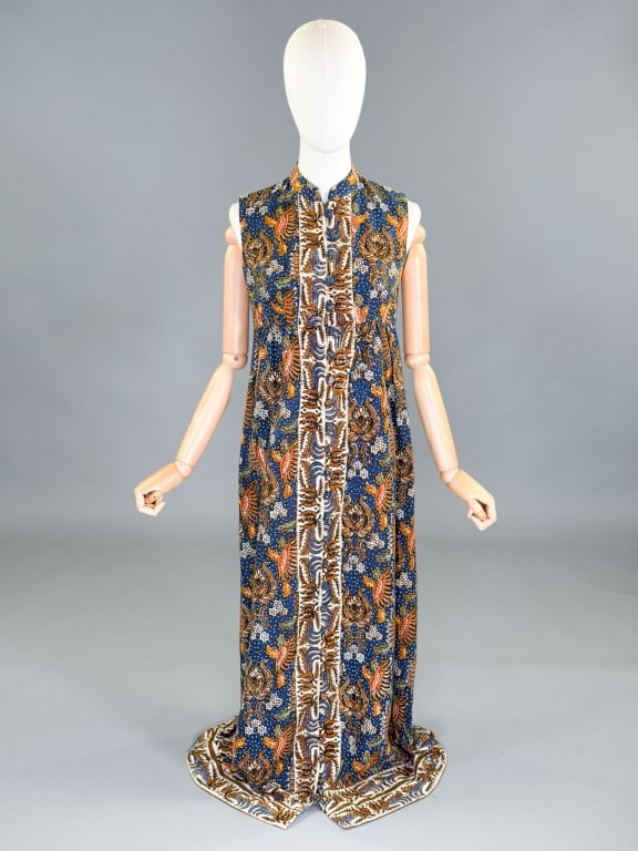 Vintage 1970s Cotton Block Print Maxi Dress: Vintage 1970s Cotton Block Print Maxi Dress having button front closure. Measuring 34 inch bust, 30 inch waist, 53 inches long.