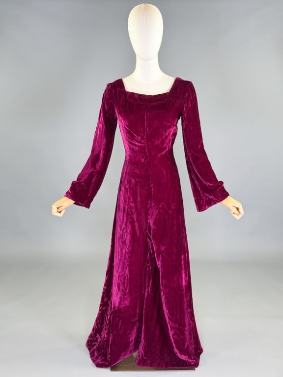 Vintage 1970s Velvet Printed Palazzo Jump Suit: Vintage 1970s Velvet Printed Palazzo Jump Suit having square neckline with center back zip closure and wide legs. Measuring 34 inch bust, 28 inch waist, 56 inches long, 23 inch sleeve length.