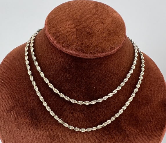 Vintage Sterling Silver Rope Twist Necklace Chain: Vintage Sterling Silver Rope Twist Necklace Chain. Hallmarked. Measures 20 inches in length.
