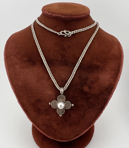 Vintage Sterling Mabe Pearl Maltese Cross Necklace: Vintage Sterling Silver Mabe Pearl Maltese Cross on Necklace Chain. Back of cross is hallmarked, clasp of chain faintly hallmarked. Chain measures 20 inches in length.