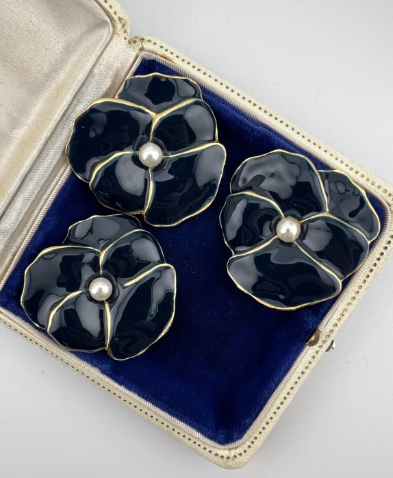 Pansy Flower Design Pair of Earrings & Brooch Set: Vintage Pansy Flower Design Pair of Earrings & Brooch Set. Costume jewelry set. Gilt metal and high glass enamel paint. Each pieces approximately 1.5 inches in width.