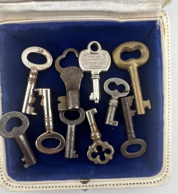 Collection Antique 19th C Miniature Skeleton Keys (1 of 5)