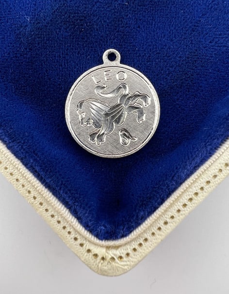 Vintage Sterling Silver Leo Zodiac Pendant Charm: Vintage Sterling Silver Leo Zodiac Pendant Charm. Hallmarked. Measures 1 inch in length.