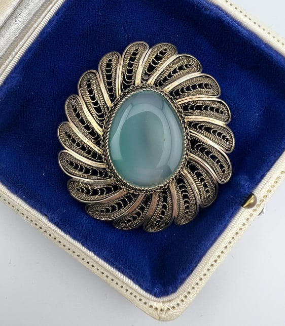 Estate Chalcedony Sterling Silver Necklace Pendant: Estate Chalcedony Sterling Silver Necklace Pendant or Brooch. Filigree design setting. Hallmarked on the back. Measures nearly 2.5 inches in length. Weighs approximately 23 grams total.