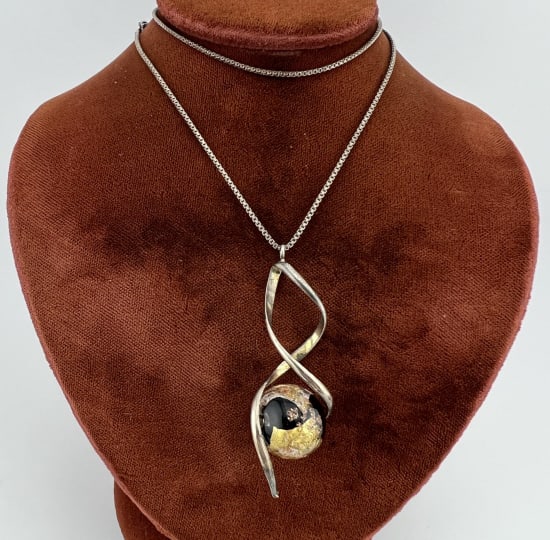 Italian Murano Pendant w Sterling Necklace Chain: Italian Murano Art Glass Necklace Pendant on Articulated Sterling Silver Chain. Chain measures 16 inches in length, pendant measures 2 inches in length, chain is hallmarked ITALY and for sterling, pen