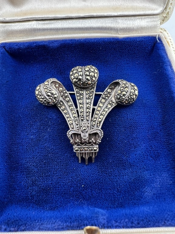 Sterling Silver Marcasite Fleur de Lis Brooch Pin: Sterling Silver Marcasite Fleur de Lis Brooch Pin. With crown decoration. Measures just over 1.5 inches in length.