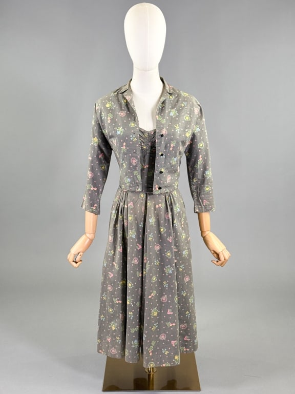 Vintage 1950s Novelty Print Cotton 2 Pc Dress Set: Vintage 1950s Novelty Print Cotton 2 Pc Dress Set having dress and jacket. Dress with ruching at bust and center back zip closure measuring 34 inch bust, 26 inch waist, 44 inches long. Jacket closing 