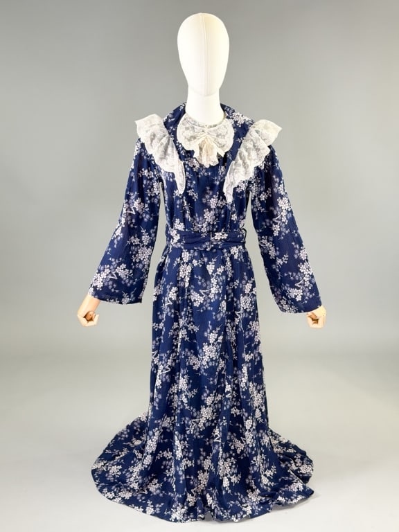 Vintage 1930s Floral Print Lace House Dress: Vintage 1930s Floral Print Lace House Dress having lace details at neck with attached belt at waist, closing with hooks. Measuring 40 inch bust, 30 inch waist, 52 inches long, 20 inch sleeve length. G