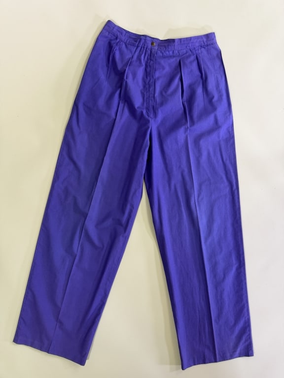Vintage 1980s Gucci Cotton Pleated Trousers Pants: Vintage 1980s Gucci Cotton Pleated Trousers Pants having front fly zip closure with snap at waist and pockets at sides. Labeled G. Gucci Spa. Measuring 30 inch waist, 14 inch rise, 30 inch inseam. Fro