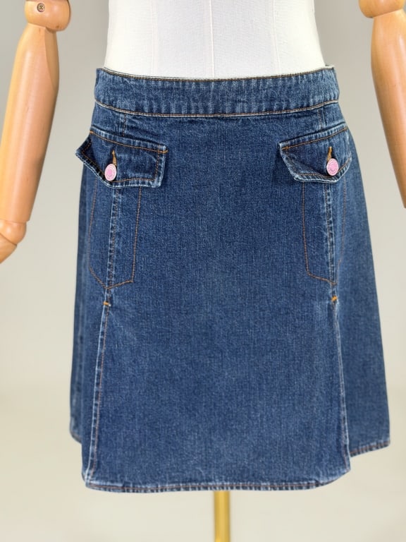 Vintage D&G Dolce & Gabbana Denim Mini Skirt: Vintage D&G Dolce & Gabbana Denim Mini Skirt having center back zip closure, two front pockets, and pleats throughout. Labeled D&G - marked size 40. Measuring 30 inch waist, 17 inches long. From the l