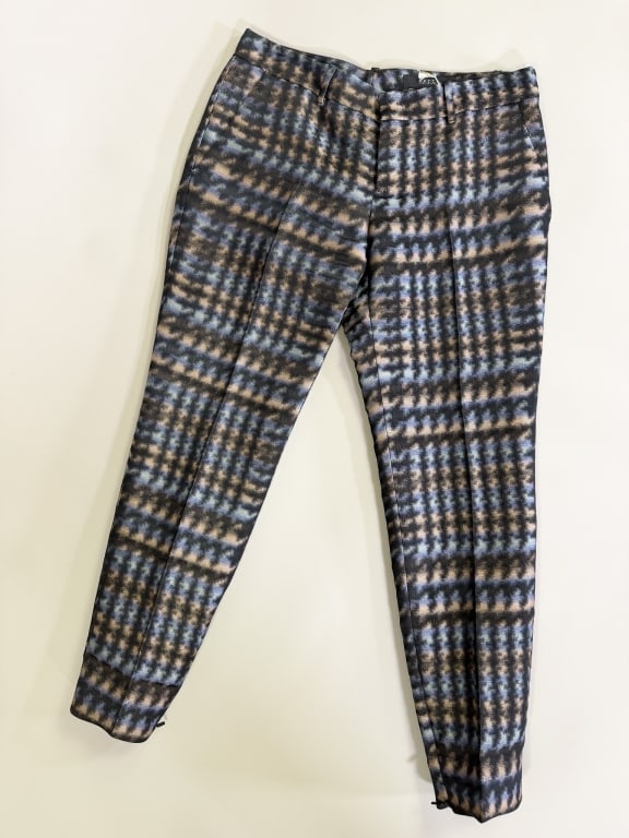 Vintage 2000s Gucci Woven Silk Trousers Pants: Vintage 2000s Gucci Woven Silk Trousers Pants having zip front closure with two front and two back pockets. Labeled Gucci - marked size 40. Measuring 32 inch waist, 9 inch rise, 28 inch inseam. From t