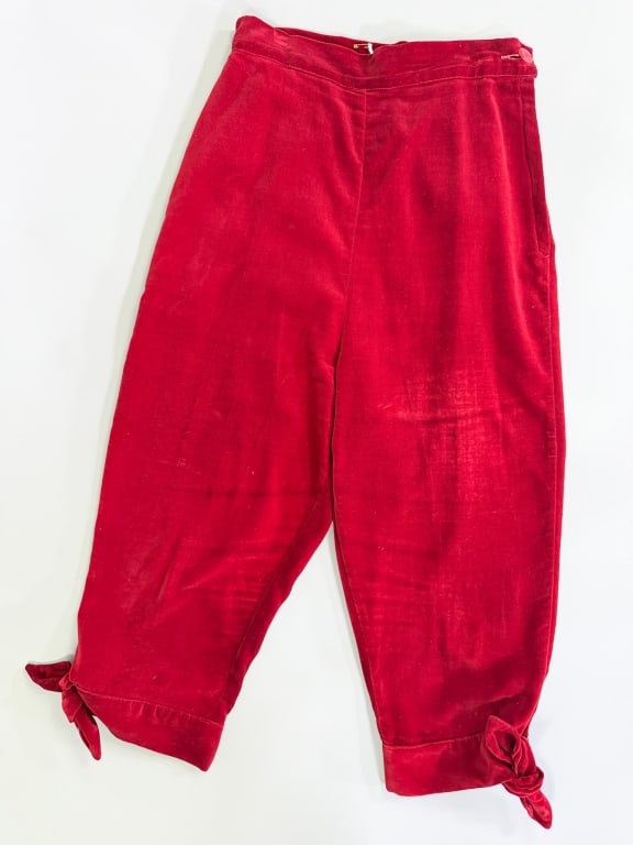 Vintage 1950's Velvet Side Zip Capri Pants: Vintage 1950's Velvet Side Zip Capri Pants having size zip closure with tie detail at cuffs. Labeled Fligelman of New York. Measuring 24 inch waist, 16 inch rise, 20 inch inseam. From the lifetime col