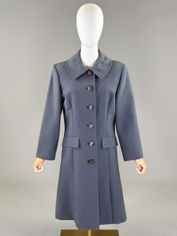 Vintage 1970s Mod Grey Single Breasted Coat: Vintage 1970s Mod Grey Single Breasted Coat having Peter Pan collar with single breasted button front closure and two front pockets, fully lined throughout. Measuring 40 inch bust, 38 inch waist, 39 i