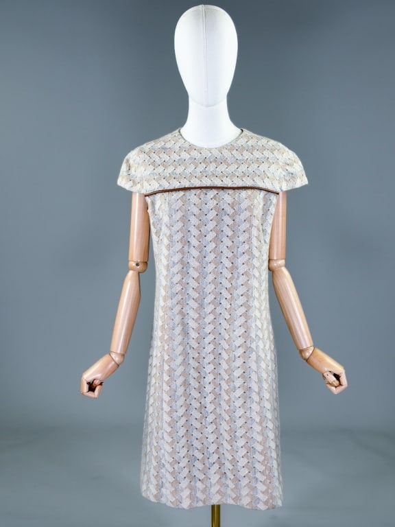 Vintage 1970s Geometric Woven Wool Mod Shift Dress: Vintage 1970s Geometric Woven Wool Mod Shift Dress having rounded neckline, cap sleeves, leather piping detail at bust and center back zip closure, fully lined throughout. Measuring 40 inch bust, 36 i